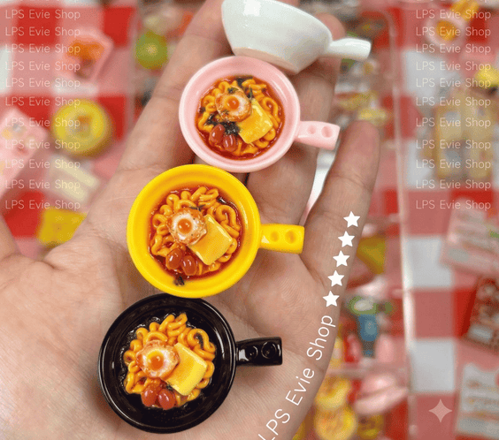 Realistic Miniature Ramen Noodle Pan | Custom Fake Food Accessory for 1:12 Dollhouses & Dioramas