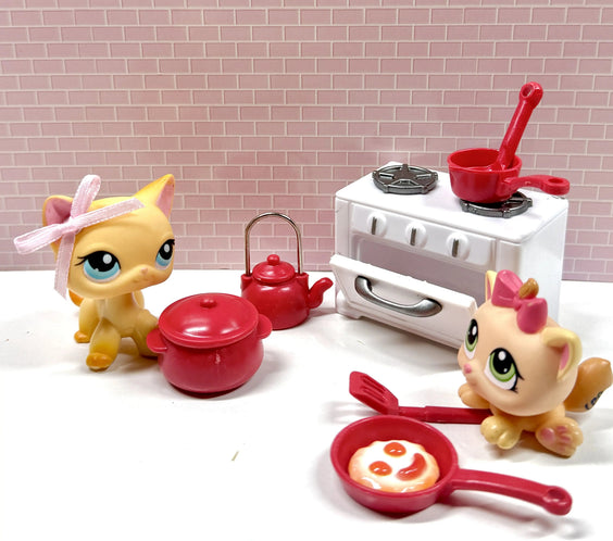 Miniature Kitchen & Dining Playset | Dollhouse Stove, Wooden-Style Table & Chairs, Red Cookware Pots & Food Accessories for LPS & 1:12 Dioramas