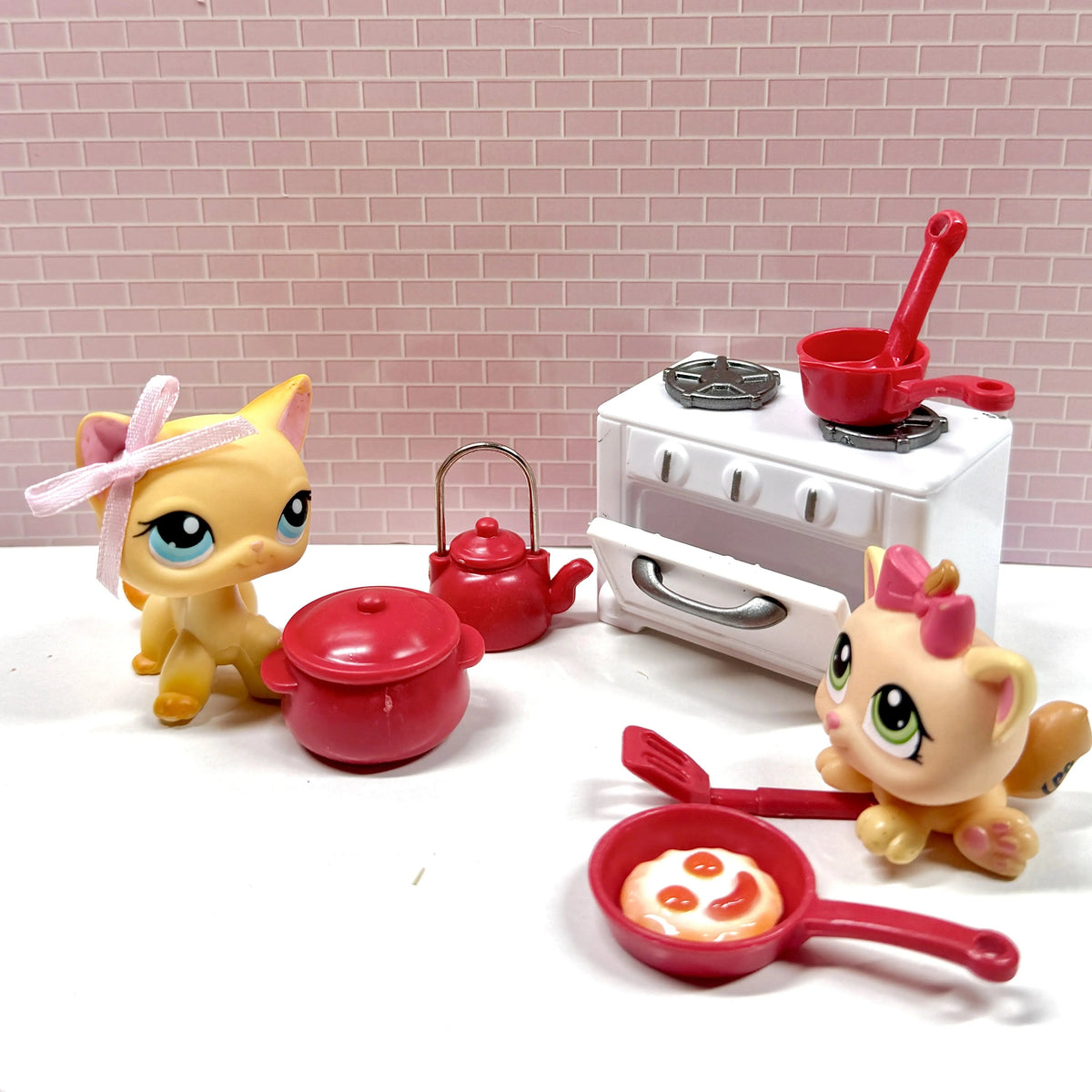 Miniature Kitchen & Dining Playset | Dollhouse Stove, Wooden-Style Table & Chairs, Red Cookware Pots & Food Accessories for LPS & 1:12 Dioramas