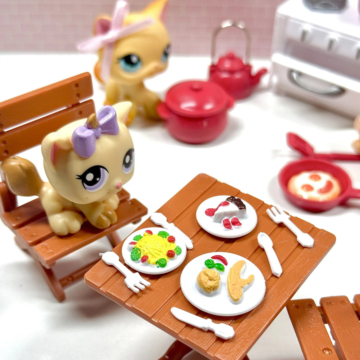 Miniature Kitchen & Dining Playset | Dollhouse Stove, Wooden-Style Table & Chairs, Red Cookware Pots & Food Accessories for LPS & 1:12 Dioramas