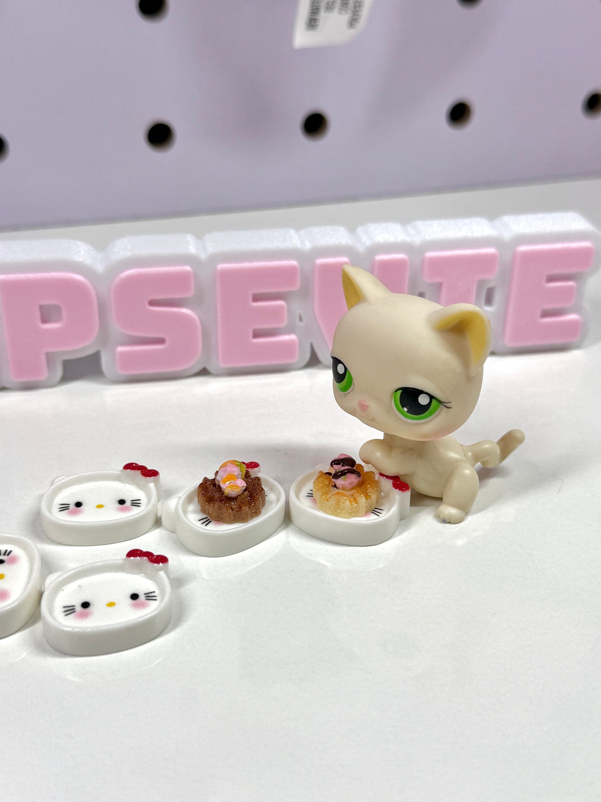 🎀 Hello Kitty Mini Plate Set for LPS 🍽️✨
