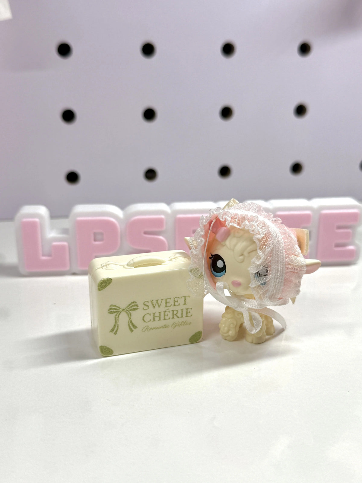 Miniature White Suitcase for LPS (CAN OPEN & CLOSE)