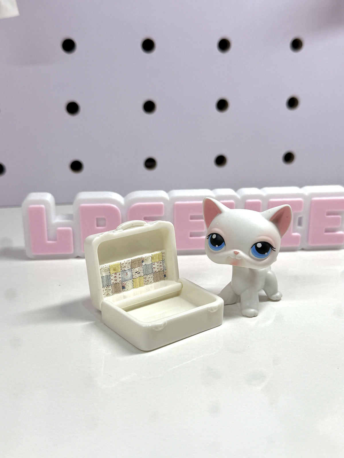 Miniature White Suitcase for LPS (CAN OPEN & CLOSE)