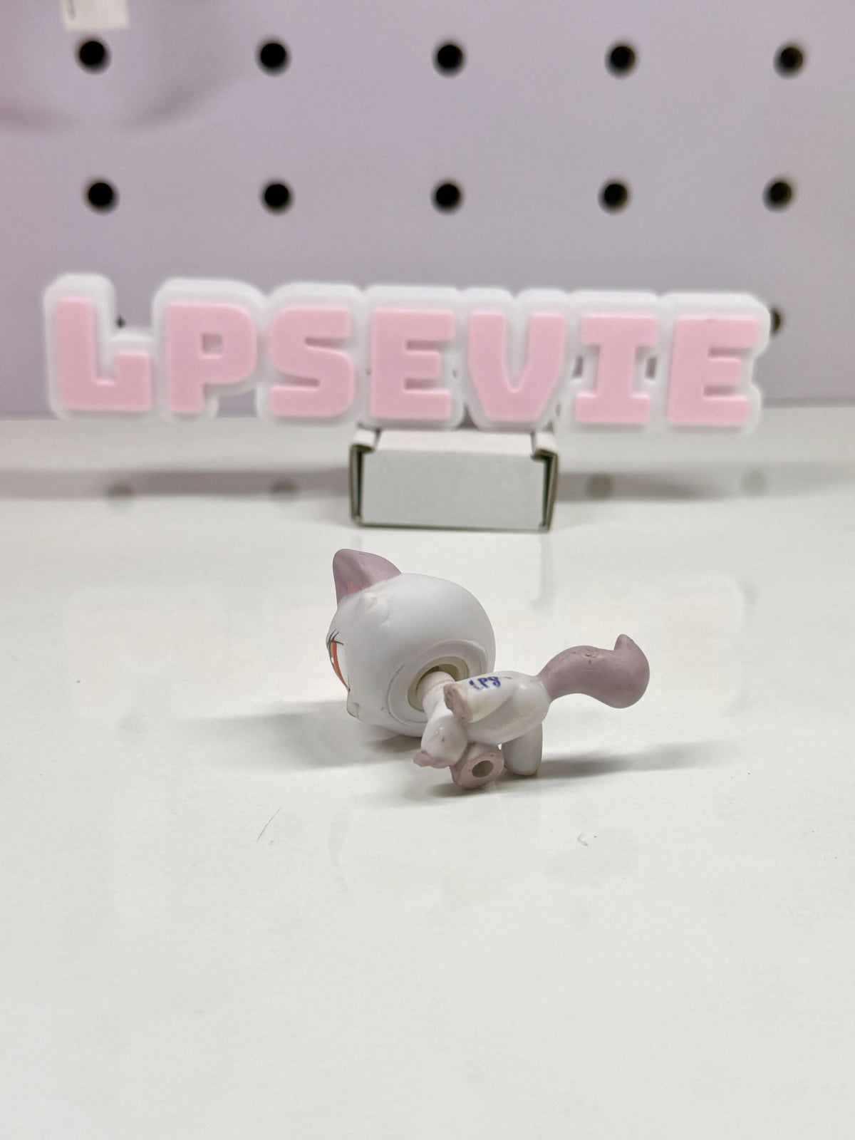 Authentic Littlest Pet Shop Bon Bon Sitting Cat #1637 | Lavender Purple Cat with Orange Eyes Hasbro G2 LPS